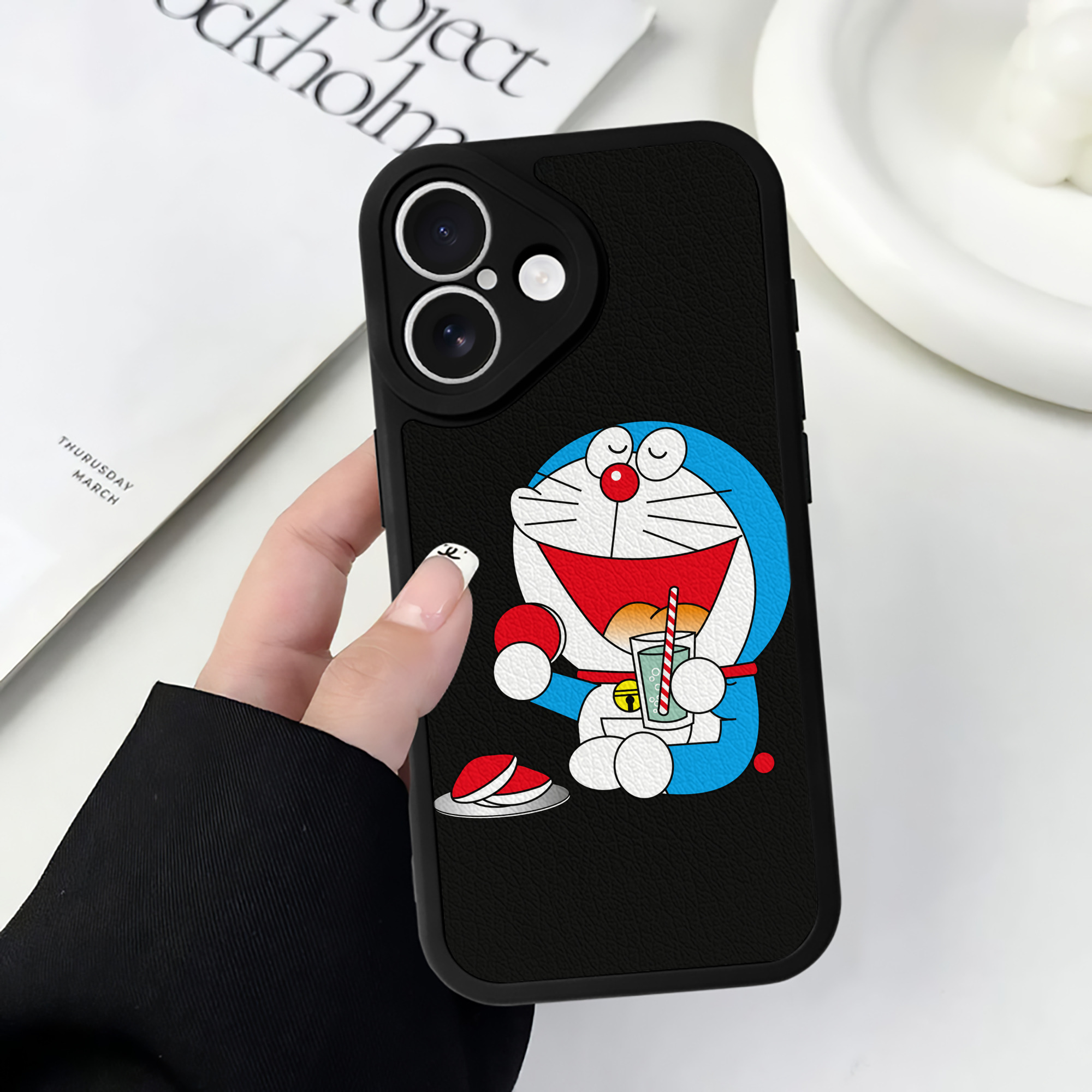 （画像用） ドラえもん Doraemon 【iPhone 16シリーズ対応】シリコンスマホケース（レザー調） 材質：シリコン